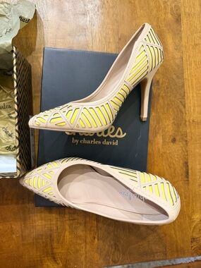 Charles David Nude Pointed-Toe Pump with Yellow Cutout Inset Size 8.5